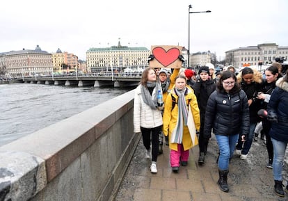 La joven activista ambiental sueca Greta Thunberg y su hermana Beata Thunberg en Estocolmo.