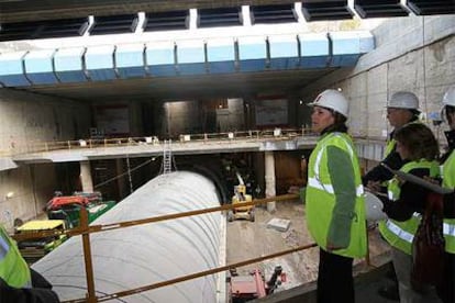 La consejera de Infraestructuras y Transporte, María Dolores de Cospedal, durante su visita a la futura estación de Avenida de la Aviación.