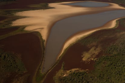 Una importante laguna está desapareciendo. Esta bajante histórica del río ha provocado la desaparición de lagunas, arroyos y otros cursos de agua, dejando atrapadas a comunidades enteras que viven en el río y haciendo imposible el acceso a las ciudades en busca de suministros y medicinas.
