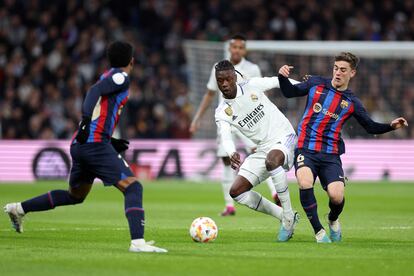 El jugador del F.C. Barcelona Gavi,pugna por el balón con el centrocampista francés del Real Madrid Eduardo Camavinga
