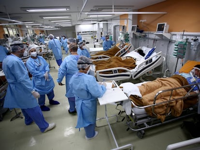 Personal sanitario en una unidad de emergencias en un hospital en Porto Alegre en marzo.