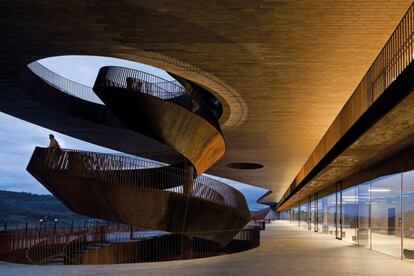 Obra de los arquitectos italianos Giovanni Polazzi, Laura Andreini, Marco Casamonti y Silvia Fabi. La actuación realza la fuerza del paisaje y la tierra donde se produce el vino.