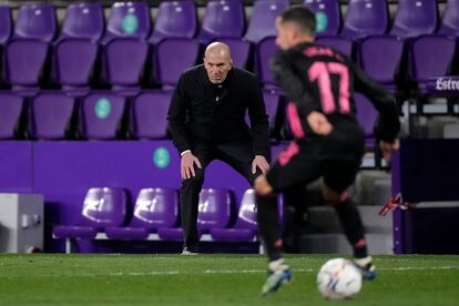 Zidane observa una jugada durante el Valladolid-Real Madrid de este sábado.