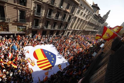 Una pancarta con las imágenes de las banderas de Cataluña, España y Europa es llevada durante la manifestación.