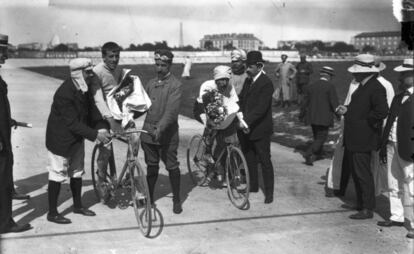 René Pottier (i), montado en una bici.