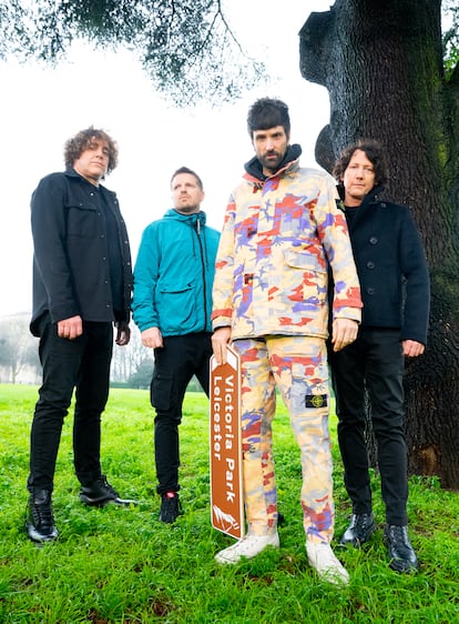 Kasabian, uno de los grupos más populares del rock 'indie' británico de este siglo, expulsó en 2020 a su cantante, Tom Meighan (aunque ellos lo anunciaron como “salida por mutuo acuerdo”) después de que este fuese condenado a 18 meses de libertad condicional por violencia doméstica. Las tareas vocales las asumió el guitarrista, y líder de facto, de la banda, Serge Pizzorno, con bastante buen recibimiento, como se pudo comprobar en su actuación sorpresa en el festival de Glastonbury del pasado año.
