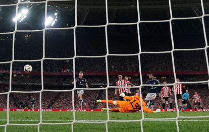 Bruno Fernandes, en el momento de marcar de penalti ante el Athletic.