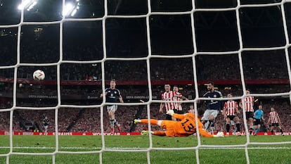 Bruno Fernandes, en el momento de marcar de penalti ante el Athletic.