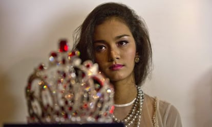 May Myat Noe, ante su corona, durante su rueda de prensa el martes en Yangon.