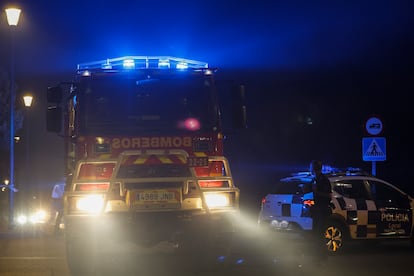 Un camión de bomberos atiende las indicaciones de un policía municipal, en las inmediaciones del incendio.

