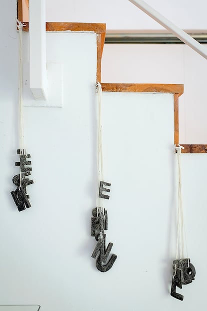 Una obra con letras en homenaje a Duchamp.