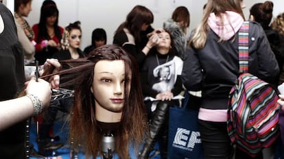 Jóvenes en una feria de formación.