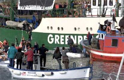 El barco de Greenpeace, <i>Rainbow Warrior,</i> en el puerto de A Coruña.