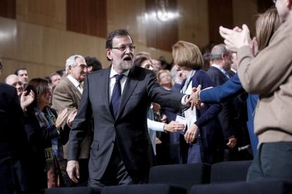 El presidente del PP, Mariano Rajoy, saluda a los asistentes a la convención.
