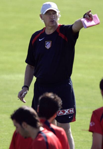 Carlos Bianchi da instrucciones en un entrenamiento.