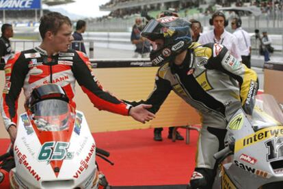 Bradl, a la izquierda, habla con Luthi al término de la prueba de Moto2 en Sepang.