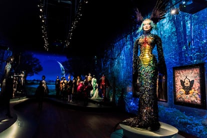 Una panorámica de la exposición 'Couturissime', acerca de la obra del diseñador francés Thierry Mugler, expuesta en Montreal (Canadá) en febrero de 2019.