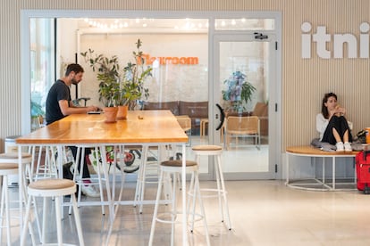 Trabajadores del ámbito digital en un coworking del barrio de Poble Nou en Barcelona.