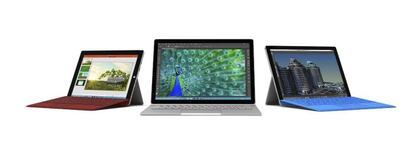 Microsoft lanza su primer portátile, en la imagen en el centro, junto a dos tabletas de la compañía.