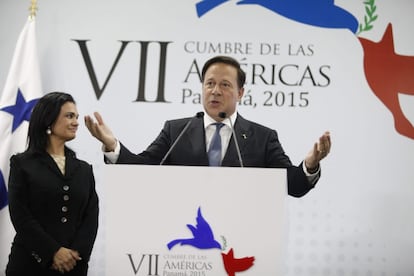 El presidente de Panamá, Juan Carlos Varela, habla junto a la vicepresidenta y canciller panameña, Isabel Saint Malo de Alvarado, en una conferencia de prensa al finalizar la VII Cumbre de las Américas, que escenificó la reconciliación de Estados Unidos y Cuba.