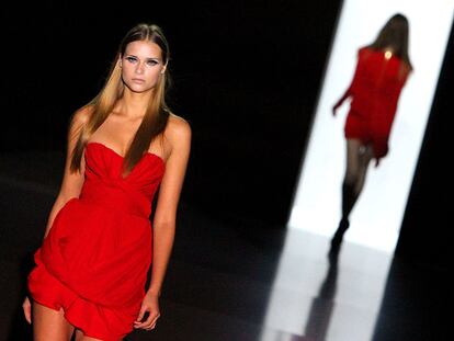 Dos modelos desfilan con vestidos de Juan Vidal, ayer en Valencia.
