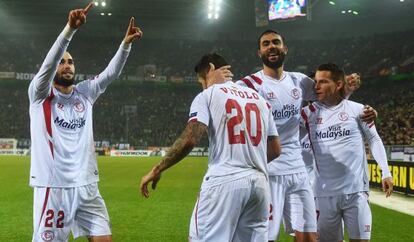 Los jugadores del Sevilla celebran la clasificación.