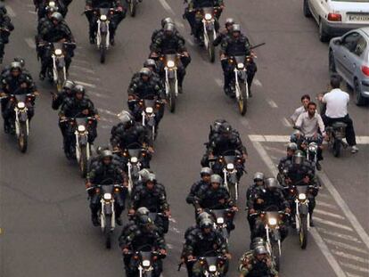 Policías antidisturbios motorizados cortan el tráfico durante una patrulla en Teherán.