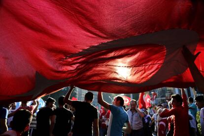 Ciudadanos turcos se manifiestan en contra del golpe de Estado en Ankara.