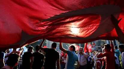 Cidadãos turcos protestam contra o golpe de Estado em Ancara.