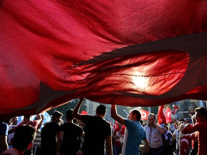 Cidadãos turcos protestam contra o golpe de Estado em Ancara.