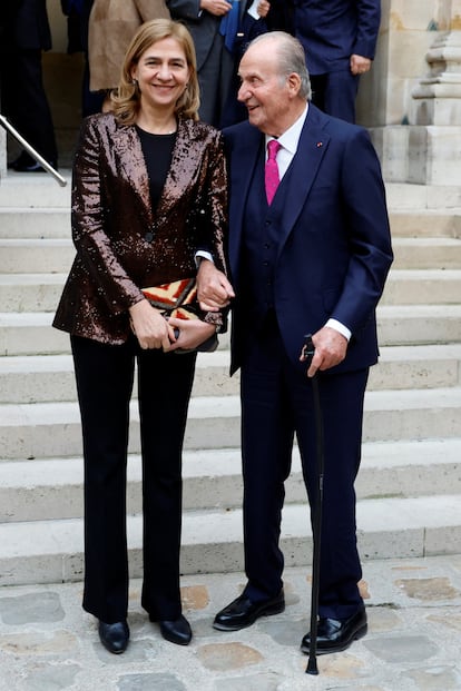 La infanta Cristina y el rey emérito Juan Carlos I posan tras el acto.