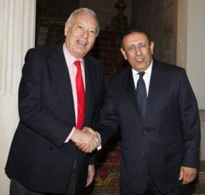 Margallo (izquierda), durante su encuentro con el n&uacute;mero dos de la diplomacia marroqu&iacute;, Yusef Amranil