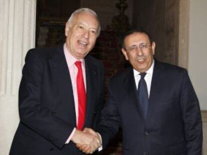 Margallo (izquierda), durante su encuentro con el número dos de la diplomacia marroquí, Yusef Amranil