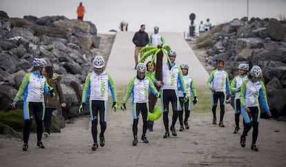 El equipo llega a la playa de Ostende (Bélgica) de camino a Brujas, cierre del tercer día de ruta.