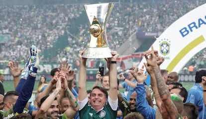 Bolsonaro ergue a taça de campeão do Palmeiras no Allianz Parque.