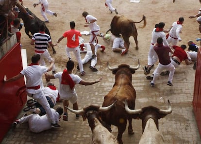 Toros de Pedraza de Yeltes han protagonizado el cuarto encierro de San Fermín 2016.