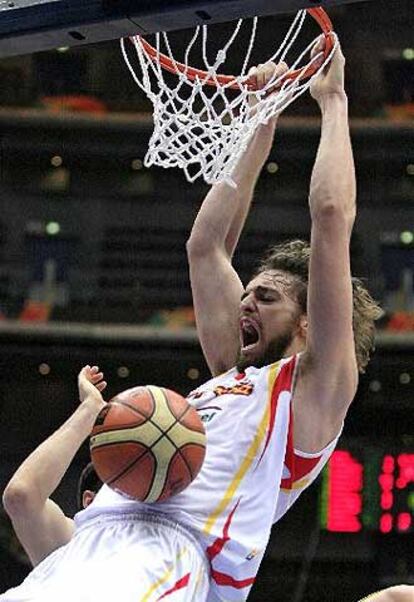 Pau Gasol machaca un balón en la canasta en los primeros momentos del partido frente a Lituania.