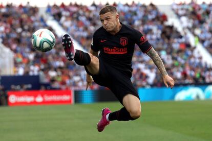 Trippier intenta controlar el balón en Butarque.