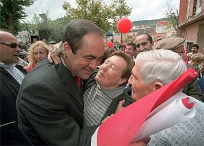 El presidente de Castilla-La Mancha, José Bono, saludado por varios vecinos de Salobre (Albacete), su pueblo natal.