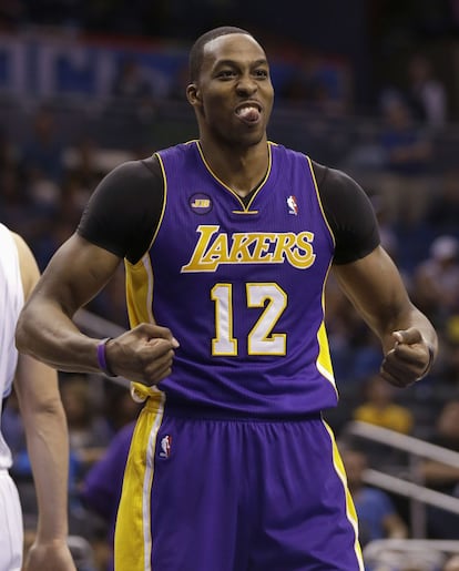 Dwight Howard bromea durante el partido ante Orlando