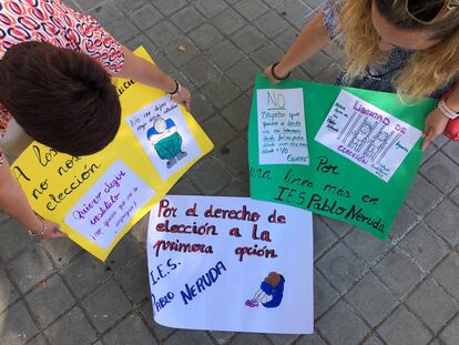 Las madres Verónica de la Llave y Caridad Moreno enseñan las pancartas de su reivindicación en Leganés.