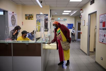 Una migrante en la unidad de trauma del centro sanitario Samifo, el viernes en Roma.