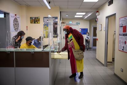 Una migrante en la unidad de trauma del centro sanitario Samifo, el viernes en Roma.