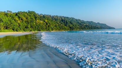 A 1.000 kilómetros de la costa este de la India, en el golfo de Bengala, los fondos marinos de este remoto archipiélago concentran 750 especies de peces. En la isla de Havelock está la exótica playa de Radhanagar. Su vegetación tropical asomada al océano aporta exotismo a la claridad de sus aguas. El mejor momento para visitarla es entre los meses de octubre y febrero. <br></br>Más información: andamantourism.gov.in/