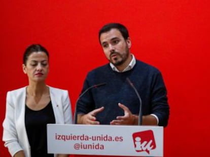 El líder de IU apuesta por  todas las posibilidades  mientras Iglesias, su socio de coalición, defiende entrar en el Ejecutivo de Sánchez