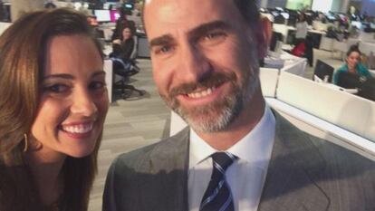 El príncipe Felipe junto a la periodista venezolana que lo pilló durante una visita a su trabajo y se marcó un 'selfie' histórico.