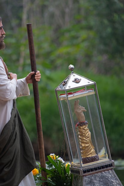 Dentro de un casquete de vidrio, una figura de madera que contiene un fragmento de hueso del brazo de San Judas, se desliza a través de los canales del sur de la ciudad. 