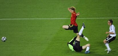 Fernando Torres vaults over the challenge of Jens Lehmann in Vienna in 2008 to score the championship-winning goal.