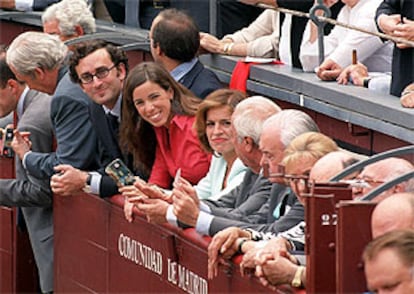 Alejandro Agag, Ana Aznar y Ana Botella, durante una corrida de toros de la última Feria de San Isidro. PLANO GENERAL - ESCENA