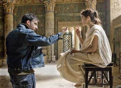 Alejandro Amenábar y la actriz Rachel Weisz, en el rodaje de <i>Ágora</i>, financiada parcialmente por Telecinco.